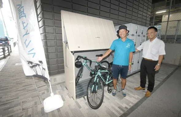 県内初のレンタサイクルコンテナを設置し、利用を呼び掛ける渡辺、木村さん