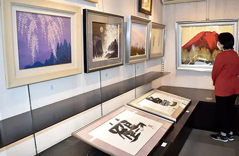 小野美術で開かれている「秋の絵画展」の写真