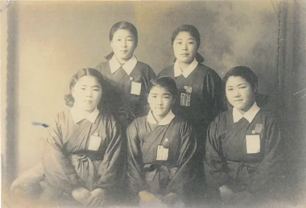 同級生たちと横須賀の写真館で撮影した１枚。右端が髙橋さん